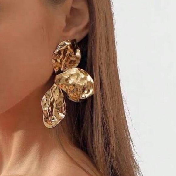 Zara Hammered Gold Leaf Earrings✨✨ with gift box - Picture 1 of 6